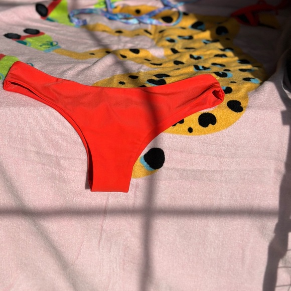 Kulani Kinis Set - Ariana Red - Picture 5 of 5